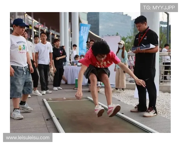 当前行业探索“体育+”深度融合,商圈与运动场景边界正持续模糊。 当前行业探索“体育+”深度融合,商圈与运动场景边界正持续模糊。